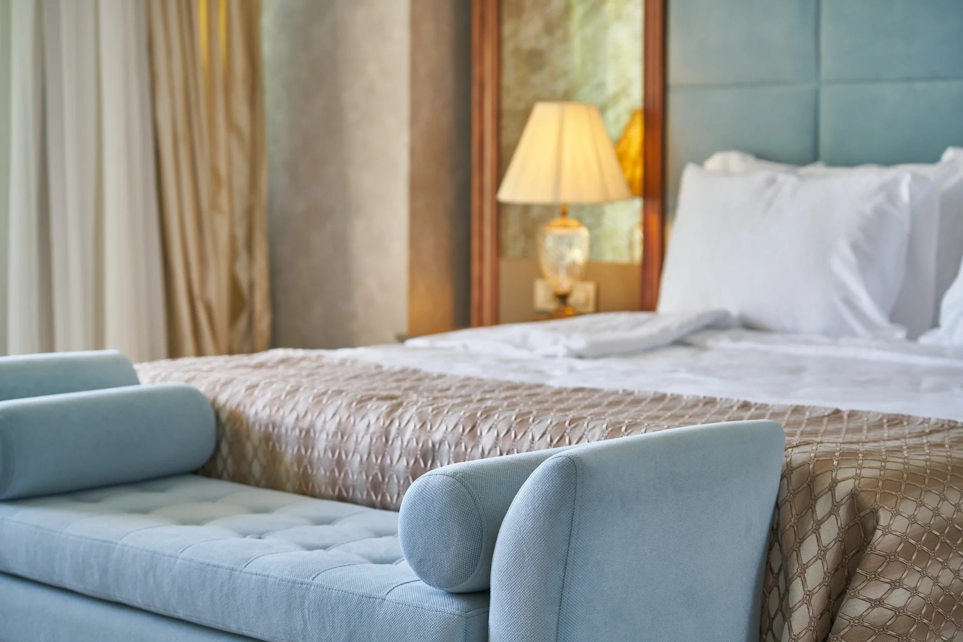 How to Book a Discreet Outcall Massage to Your London Hotel